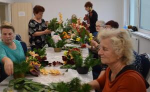Piątkowe (22.10.2021 r.) warsztaty florystyczne w ramach projektu grantowego "RAZEM-ZNACZY CIEKAWIEJ"
