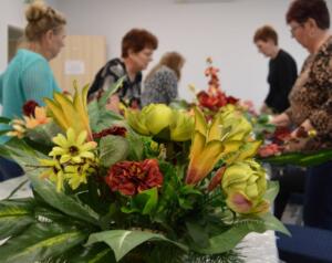 Piątkowe (22.10.2021 r.) warsztaty florystyczne w ramach projektu grantowego "RAZEM-ZNACZY CIEKAWIEJ"